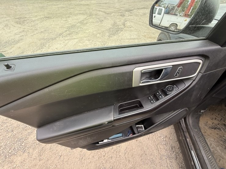 2020-ford-explorer-image-25