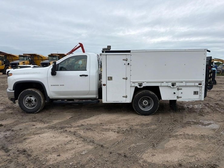 2021-chevrolet-3500hd-image-1