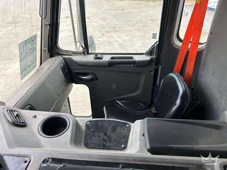 2019-peterbilt-520-image-23
