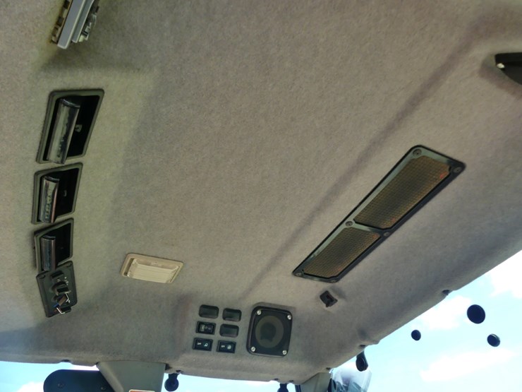 2000-kubota-m9000-image-12