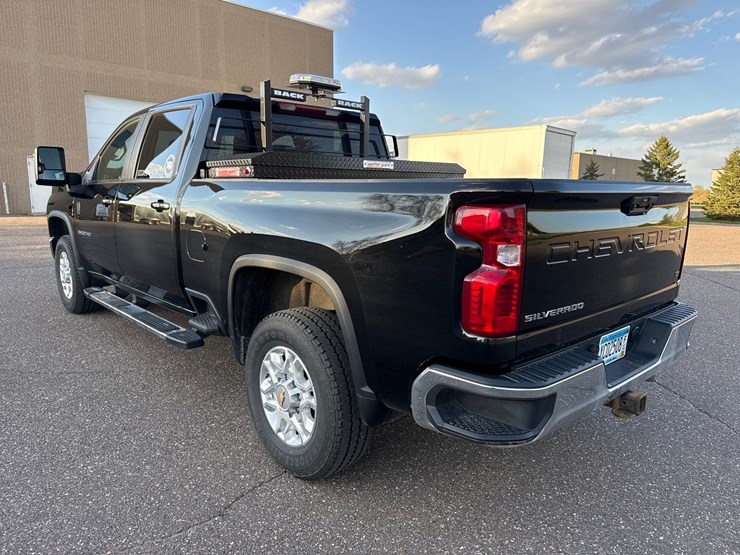 2022-chevrolet-3500-image-3