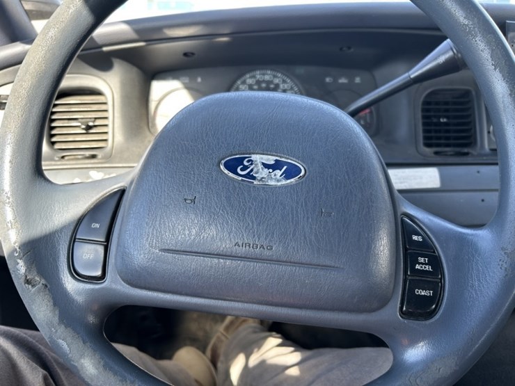 2001-ford-crown-victoria-sedan-image-23