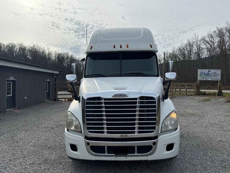 2012-freightliner-cascadia-125-image-4