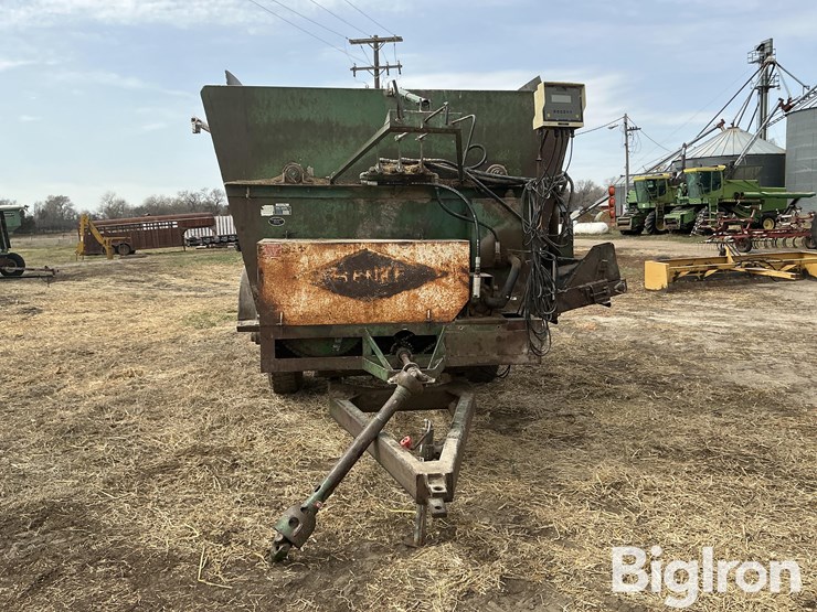 henke-h12a-feed-wagon-image-2