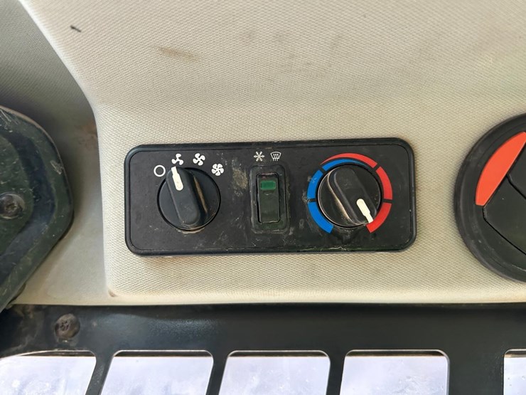 2020-bobcat-t64-image-25