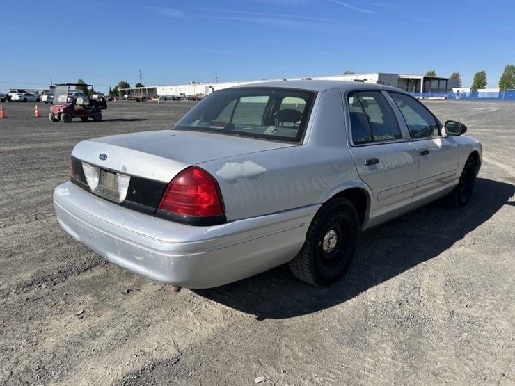 2001-ford-crown-victoria-sedan-image-5
