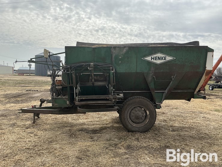 henke-h12a-feed-wagon-image-8