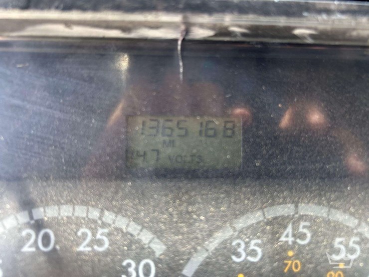 2001-freightliner-fl112-image-7