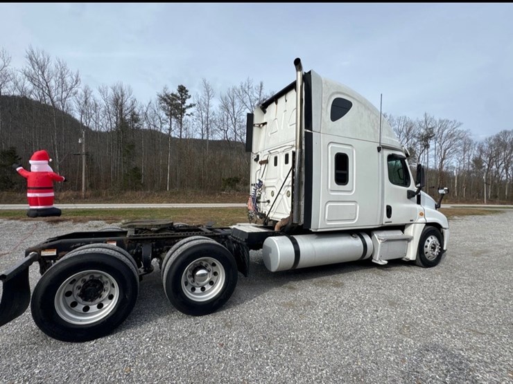 2012-freightliner-cascadia-125-image-7