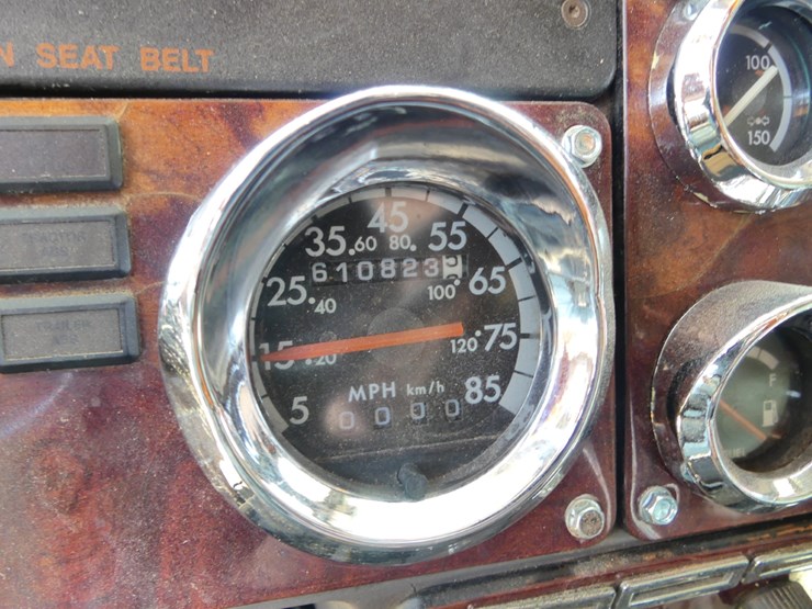 2001-freightliner-classic-image-16