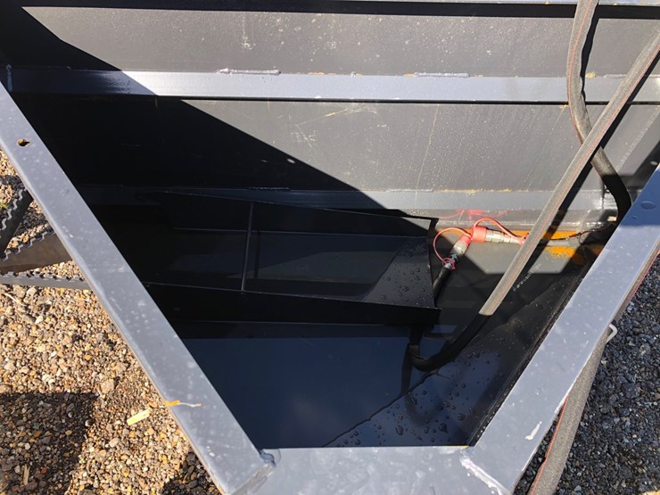 #39-•-hydraulic-concrete-bucket-w-chute-image-3