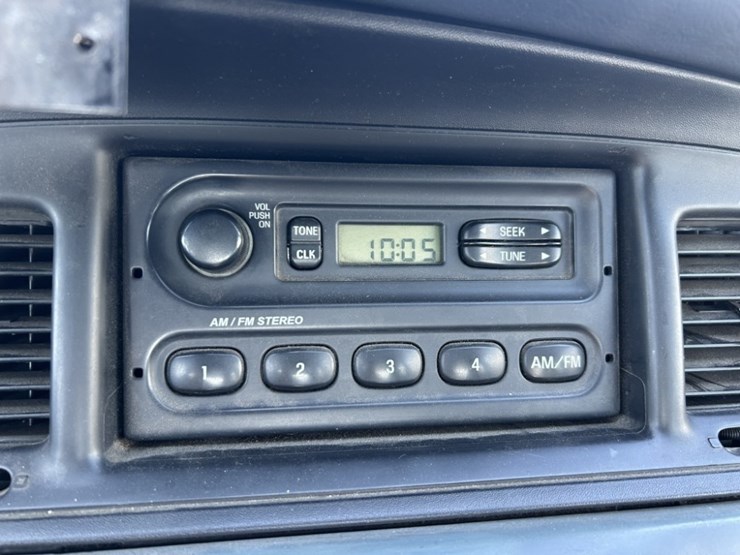 2001-ford-crown-victoria-sedan-image-22