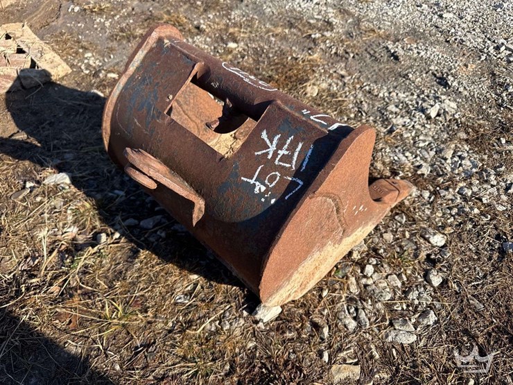 17in.-bucket-w/-teeth-excavator-attachment-image-2