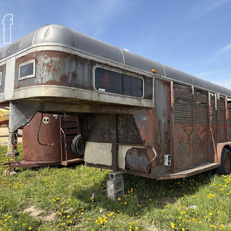 LIVESTOCK TRAILER 541
