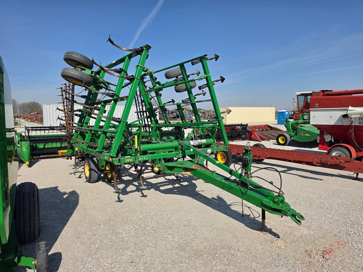 2011-john-deere-2210-image-1