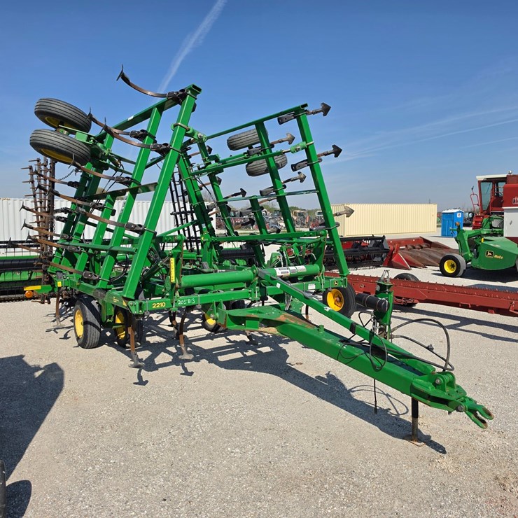 2011 JOHN DEERE 2210