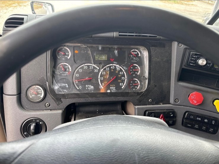 2012-freightliner-cascadia-125-image-13