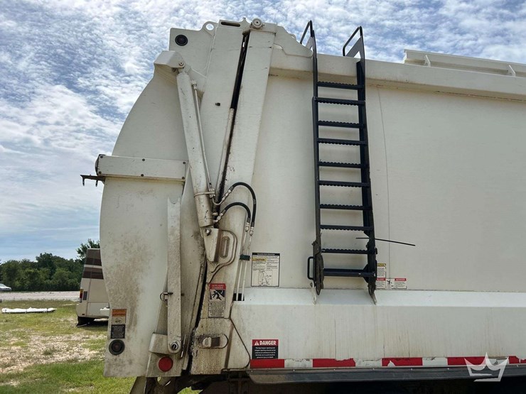 2020-peterbilt-520-image-30