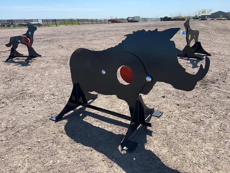 ar500-steel-boar-shooting-target-with-heart-flapper-image-1