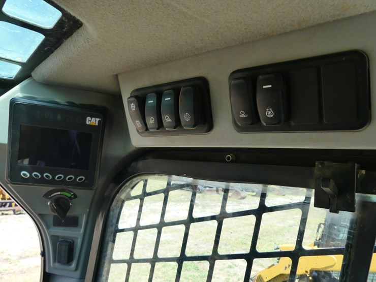 2021-caterpillar-299d3-image-16