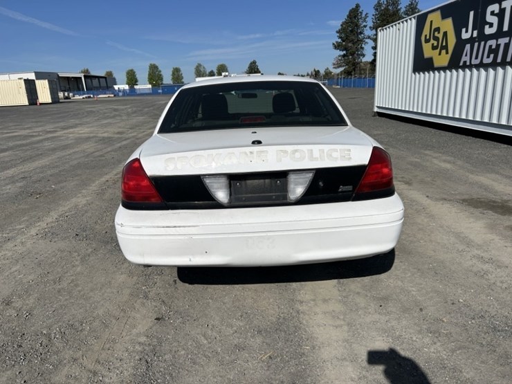 2010-ford-crown-victoria-sedan-image-4