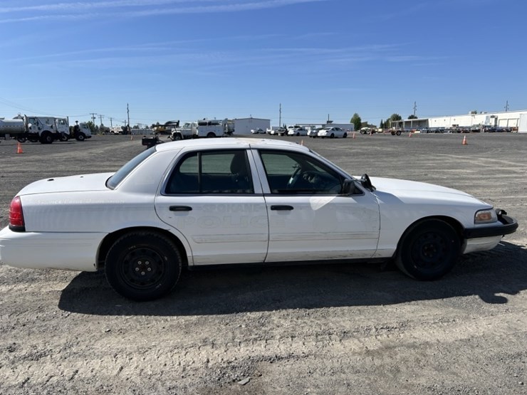 2010-ford-crown-victoria-sedan-image-6