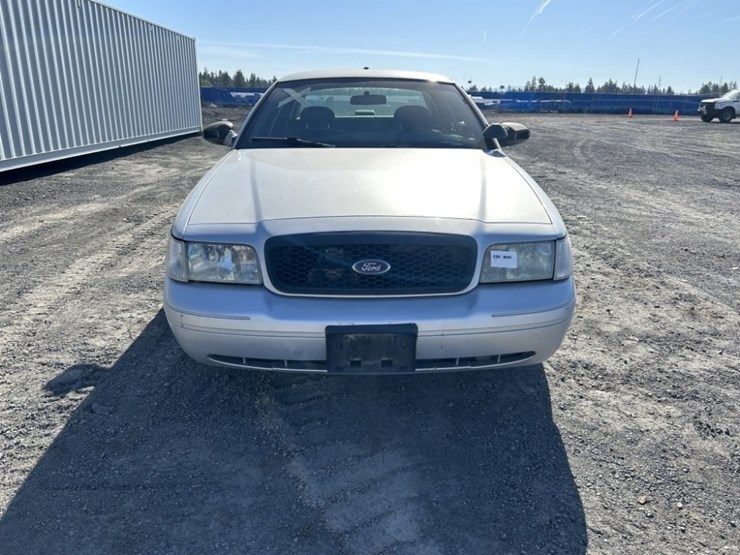 2001-ford-crown-victoria-sedan-image-8