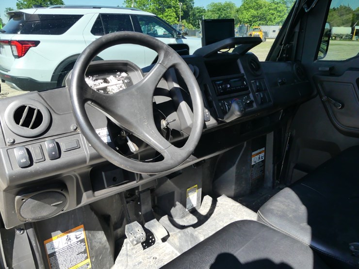 2022-john-deere-xuv835m-image-11