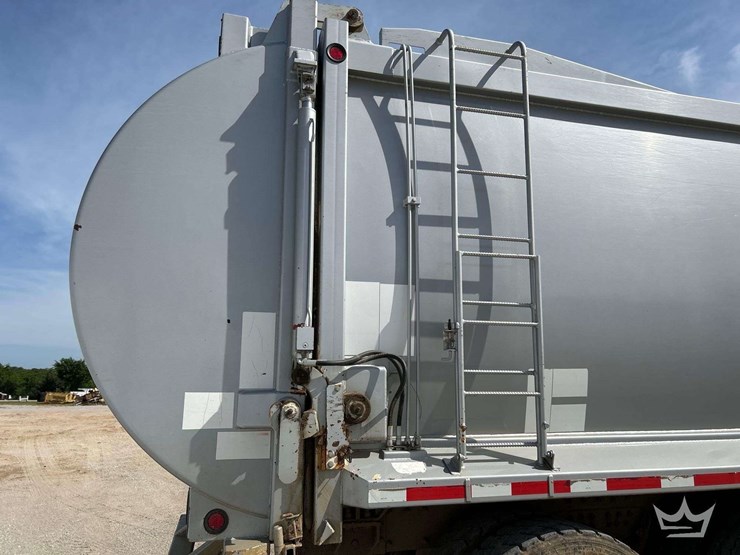 2015-peterbilt-320-image-34