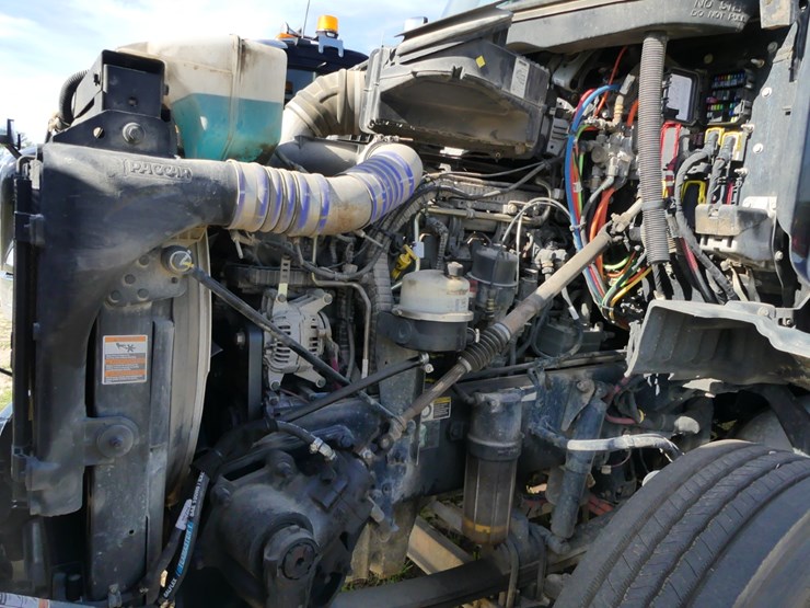 2019-peterbilt-579-image-11