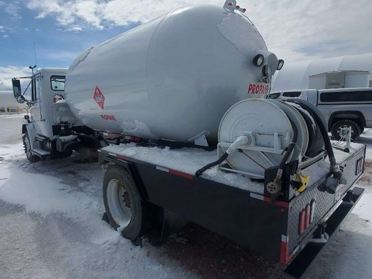 2003-freightliner-mc-331-2,800-gallon-fuel-truck-image-10