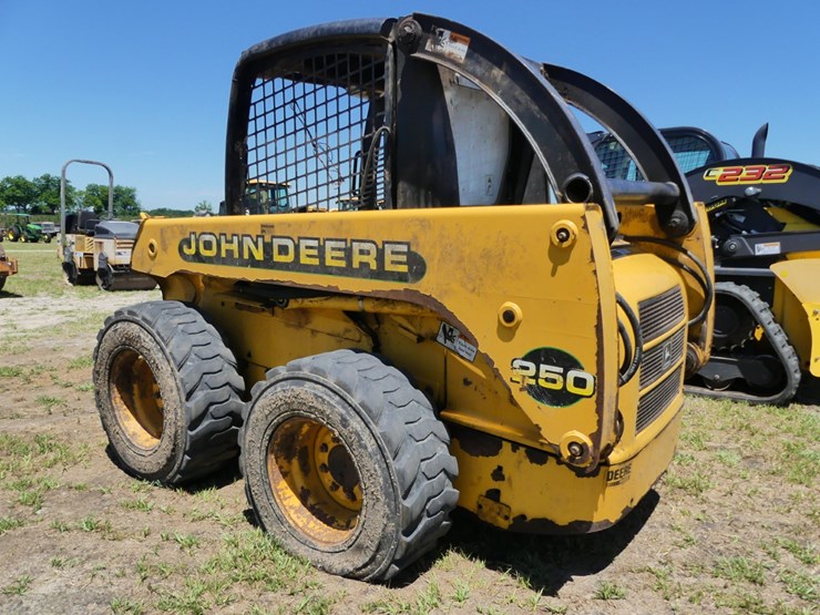2000-john-deere-250-image-4