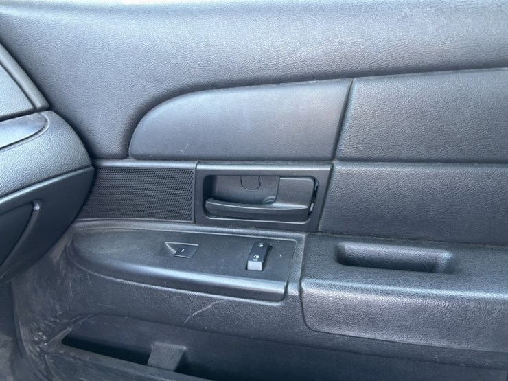 2010-ford-crown-victoria-sedan-image-19