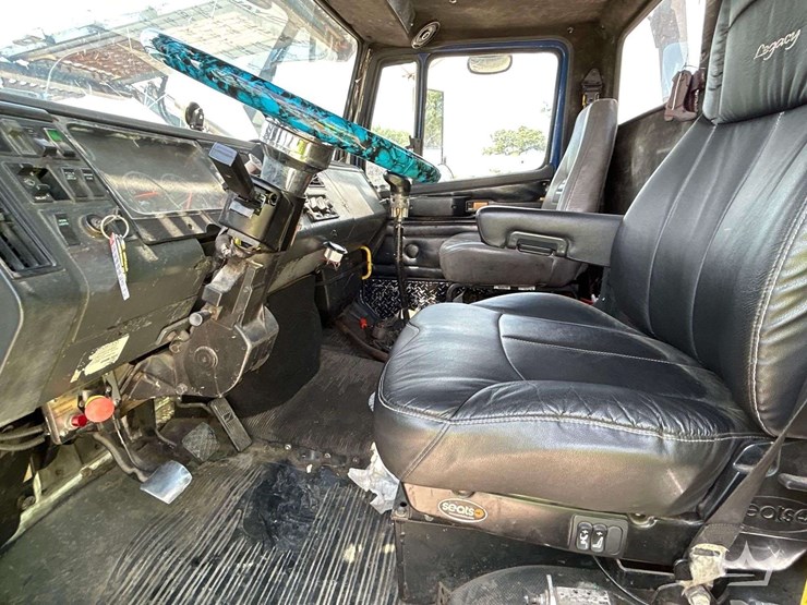 2001-freightliner-fl112-image-12