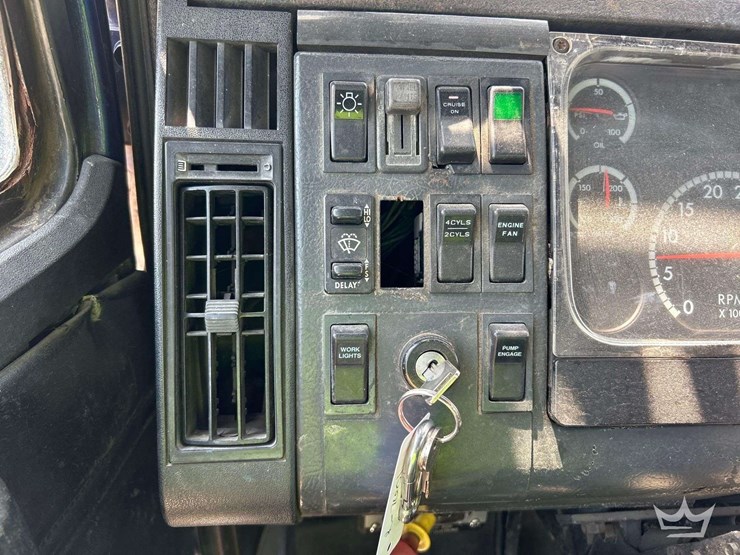 2001-freightliner-fl112-image-15