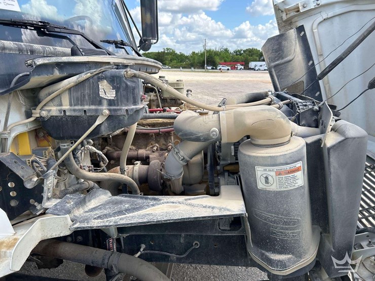 2004-freightliner-fl70-image-10