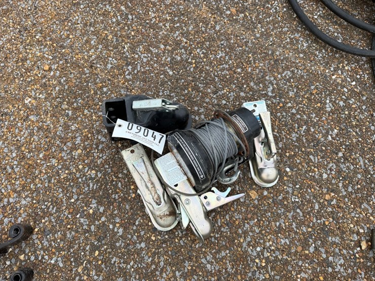 #9047-•-lot-of-trailer-hitches-(4)-&-winch-image-1