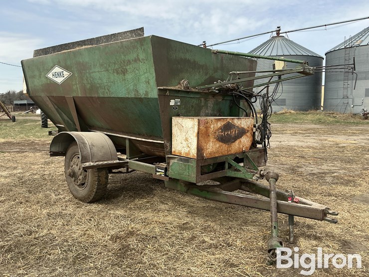 henke-h12a-feed-wagon-image-3