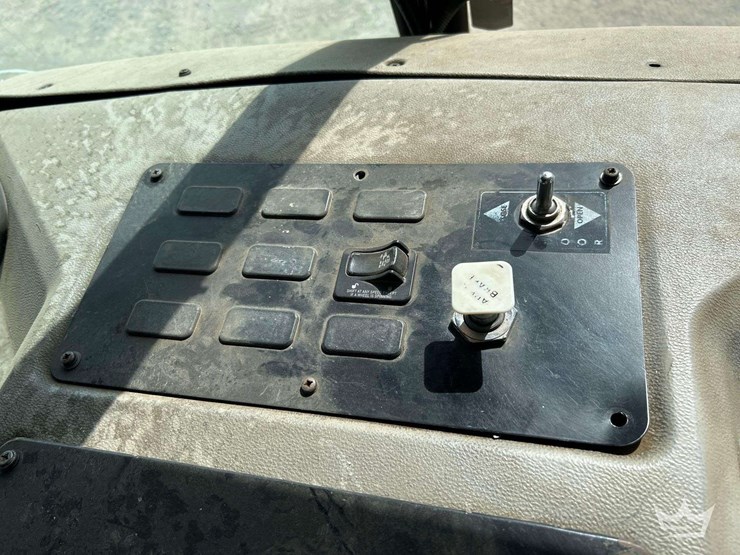 2015-peterbilt-320-image-23