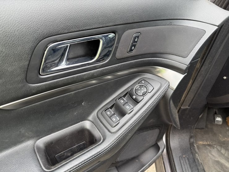 2017-ford-explorer-image-27