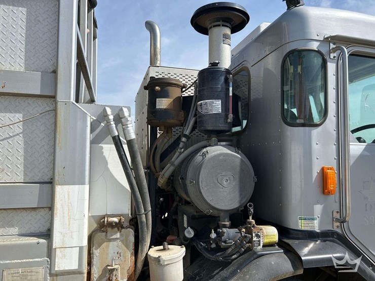 2015-peterbilt-320-image-38