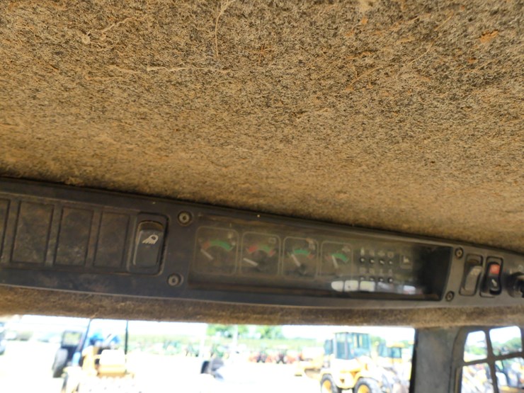 2000-john-deere-250-image-14