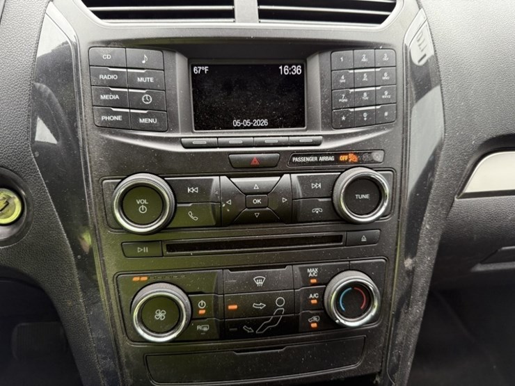 2017-ford-explorer-image-32