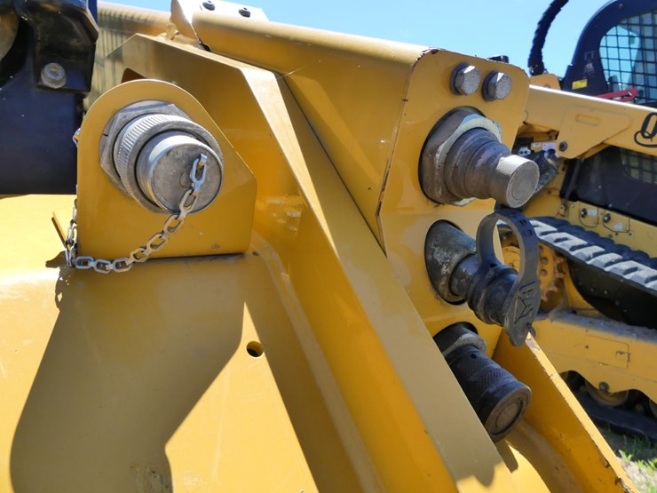 2021-caterpillar-299d3-image-11