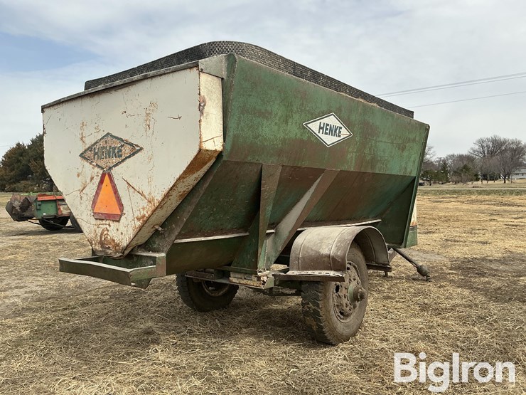 henke-h12a-feed-wagon-image-5
