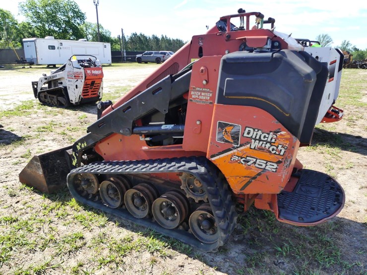 2021-ditch-witch-sk752-image-4