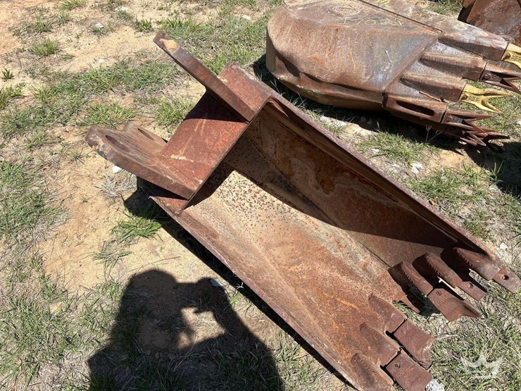 hensley-16in.-bucket-with-teeth-excavator-attachment-image-5