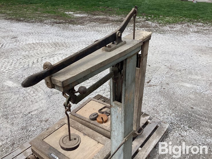 fairbanks-&-howe-antique-scales-w/-weights-image-14