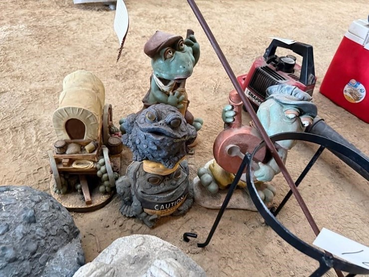 outdoor-frog-décor-&-other-image-9
