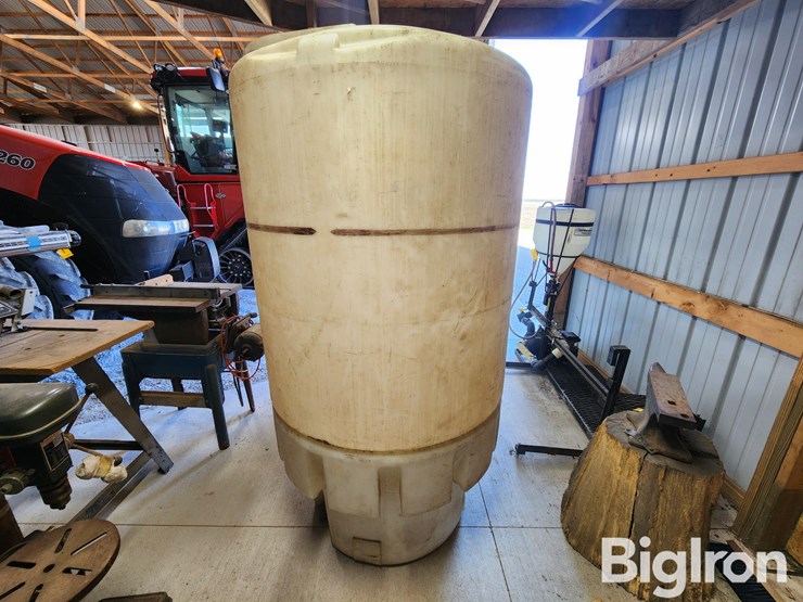 300-gal-stand-up-poly-tanks-image-3